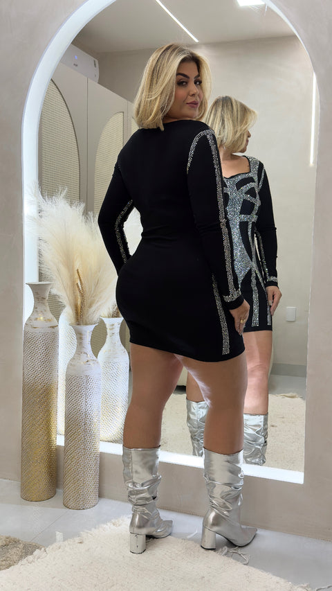 Vestido Plus Size Curto Preto com Mangas Longas e Aplicações em Strass - Cód. 0272