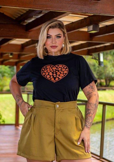 T-Shirt Plus Size em Malha Preta com Estampa em Coração - Cód. 0227