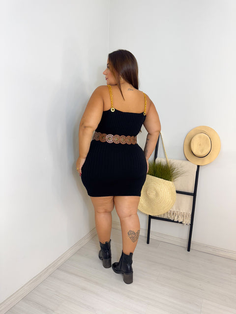 Vestido Plus Size Curto em Tecido Anarruga Preto com Alça Metalizada Dourada (Não acompanha cinto) - Cód. 0260