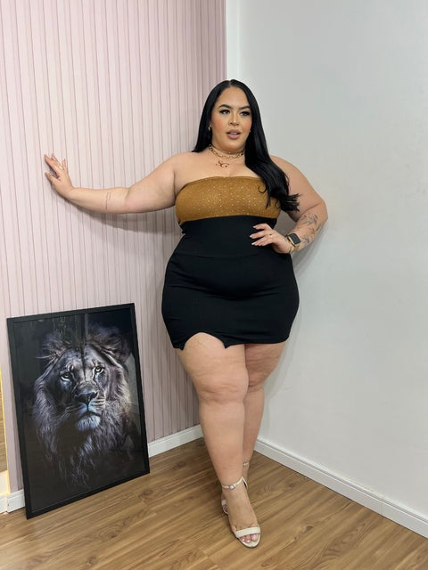 Vestido Plus Size Curto em Crepe Texturizado com Aplicações Preto e Dourado - Cód. 0247