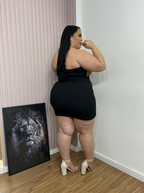 Vestido Plus Size Curto em Crepe Texturizado com Aplicações Preto e Dourado - Cód. 0247